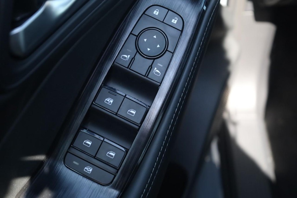 Nissan Rogue Vehicle Image 11
