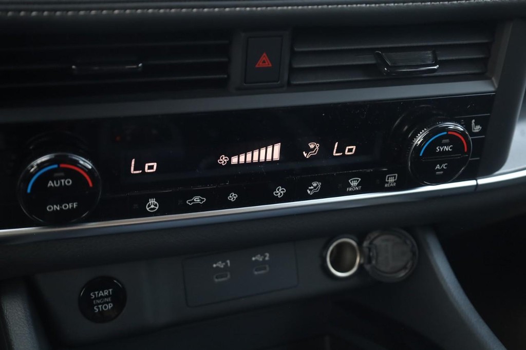 Nissan Rogue Vehicle Image 16