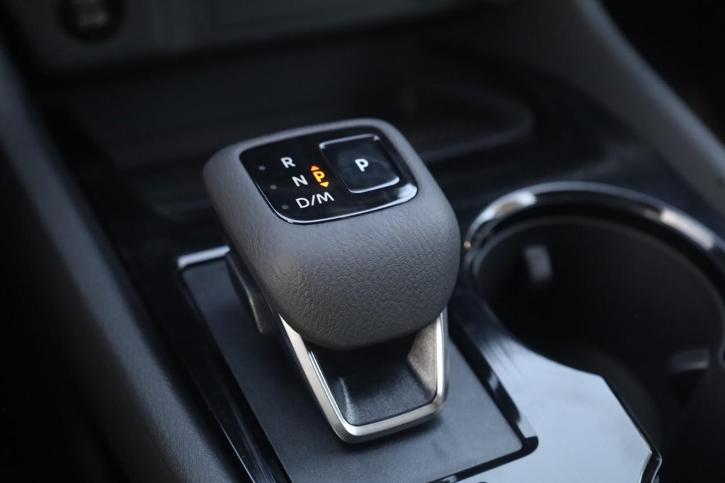 Nissan Rogue Vehicle Image 18