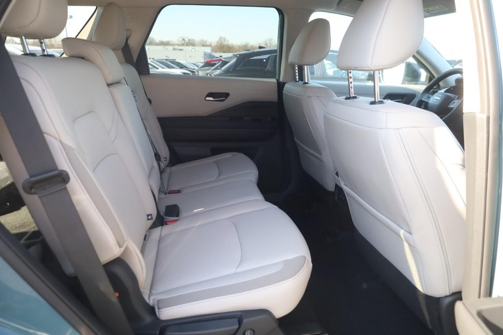 Nissan Pathfinder Vehicle Image 22