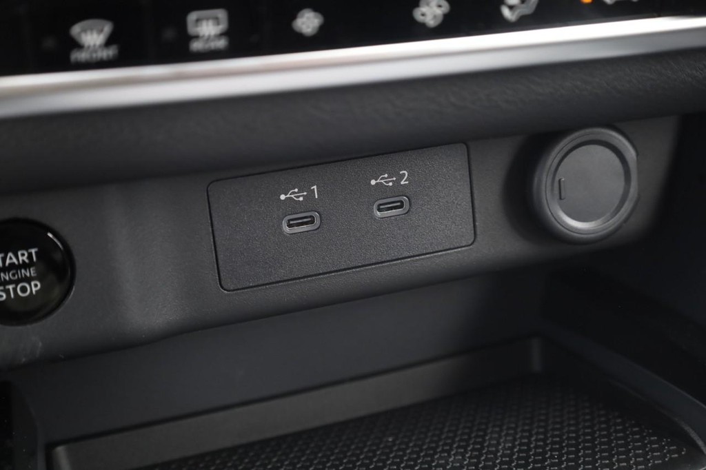 Nissan Rogue Vehicle Image 17