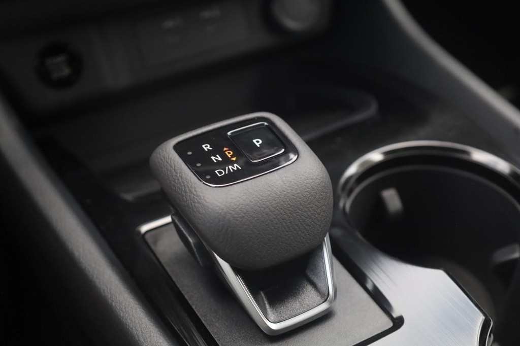 Nissan Rogue Vehicle Image 19