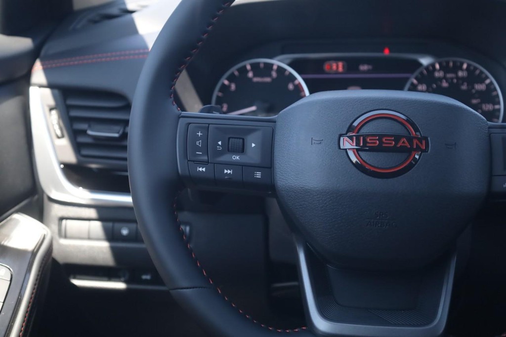 Nissan Rogue Vehicle Image 10