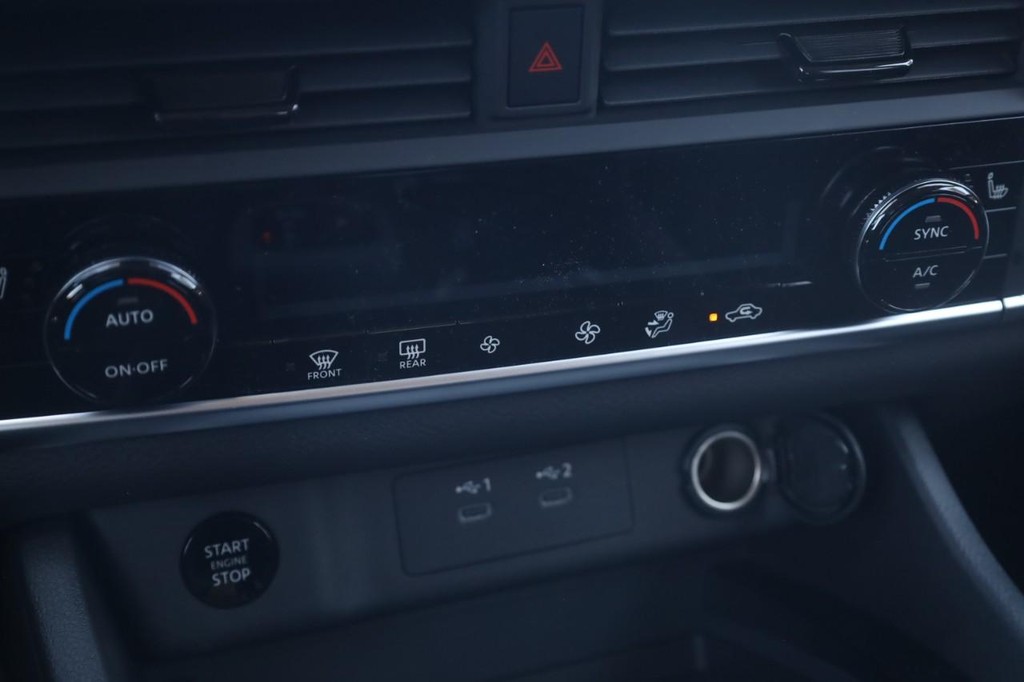 Nissan Rogue Vehicle Image 15