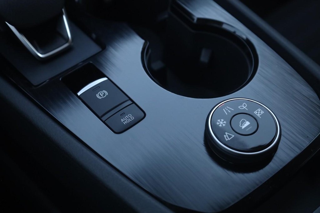 Nissan Rogue Vehicle Image 17