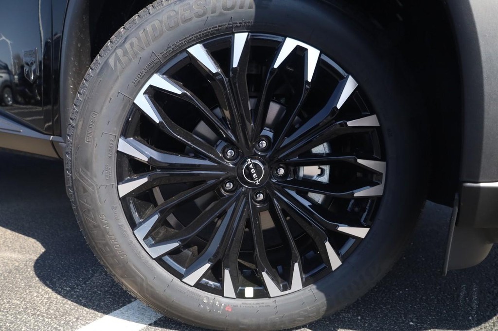 Nissan Rogue Vehicle Full-screen Gallery Image 2