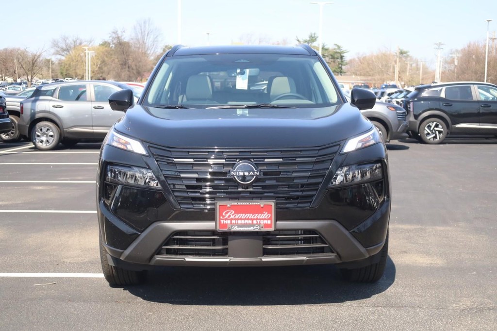 Nissan Rogue Vehicle Full-screen Gallery Image 3