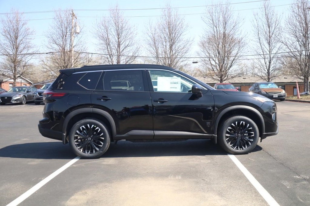 Nissan Rogue Vehicle Full-screen Gallery Image 4