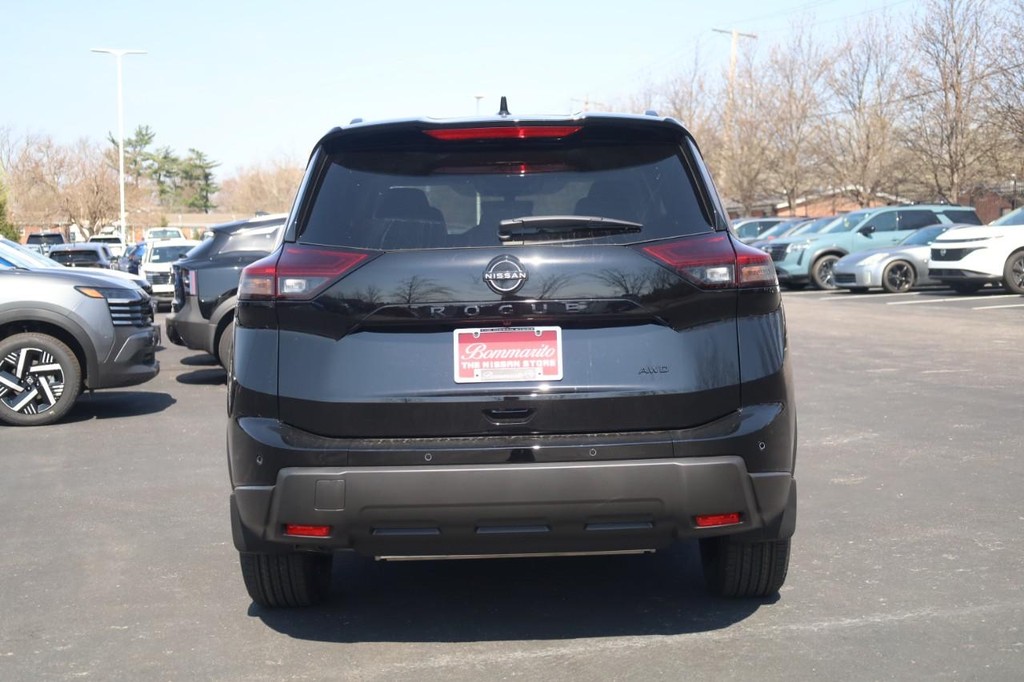 Nissan Rogue Vehicle Full-screen Gallery Image 5