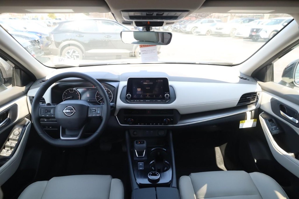 Nissan Rogue Vehicle Full-screen Gallery Image 6