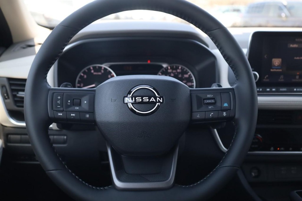 Nissan Rogue Vehicle Full-screen Gallery Image 7