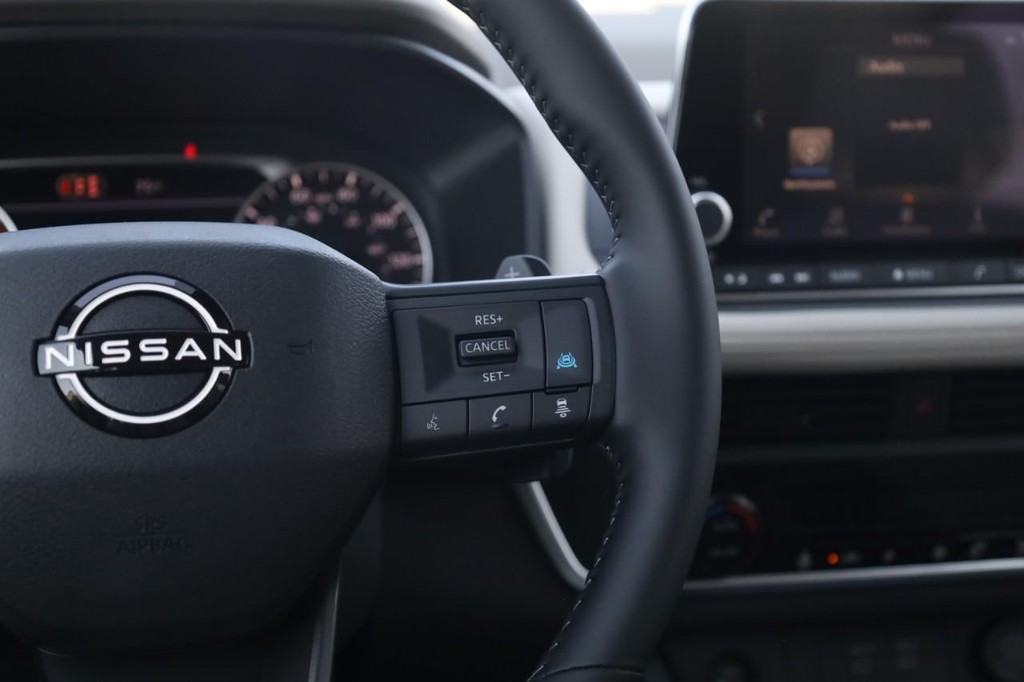 Nissan Rogue Vehicle Full-screen Gallery Image 8