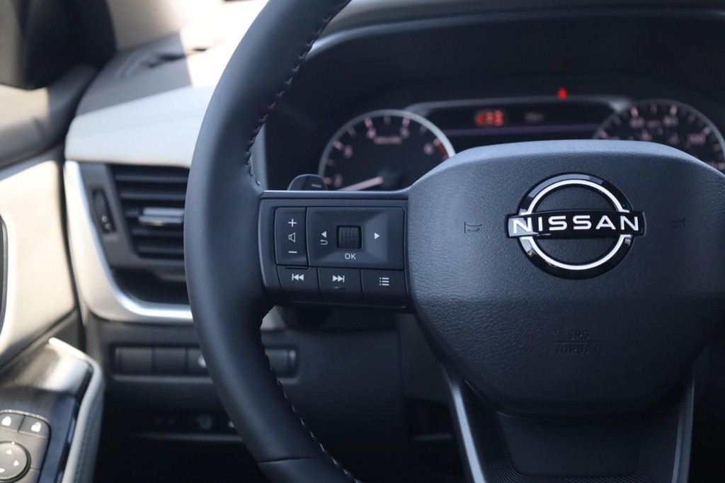 Nissan Rogue Vehicle Full-screen Gallery Image 9