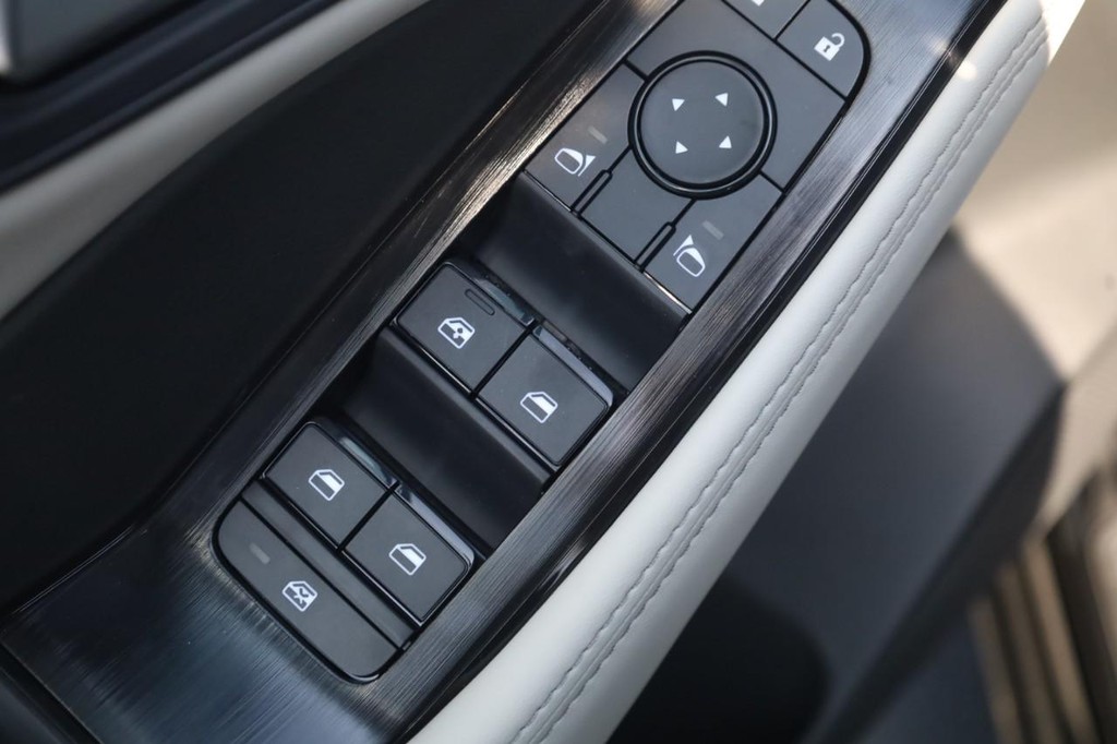 Nissan Rogue Vehicle Full-screen Gallery Image 10