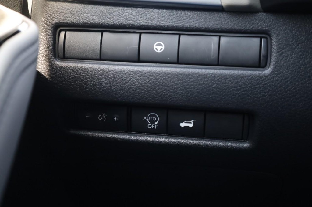 Nissan Rogue Vehicle Full-screen Gallery Image 11