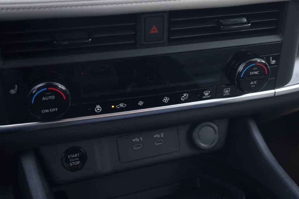 Nissan Rogue Vehicle Full-screen Gallery Image 15