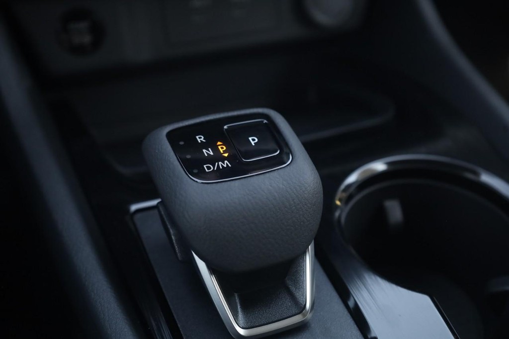 Nissan Rogue Vehicle Full-screen Gallery Image 17