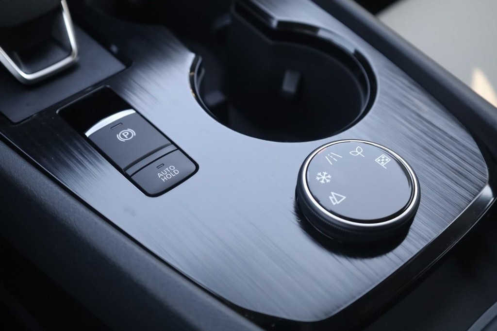 Nissan Rogue Vehicle Full-screen Gallery Image 18