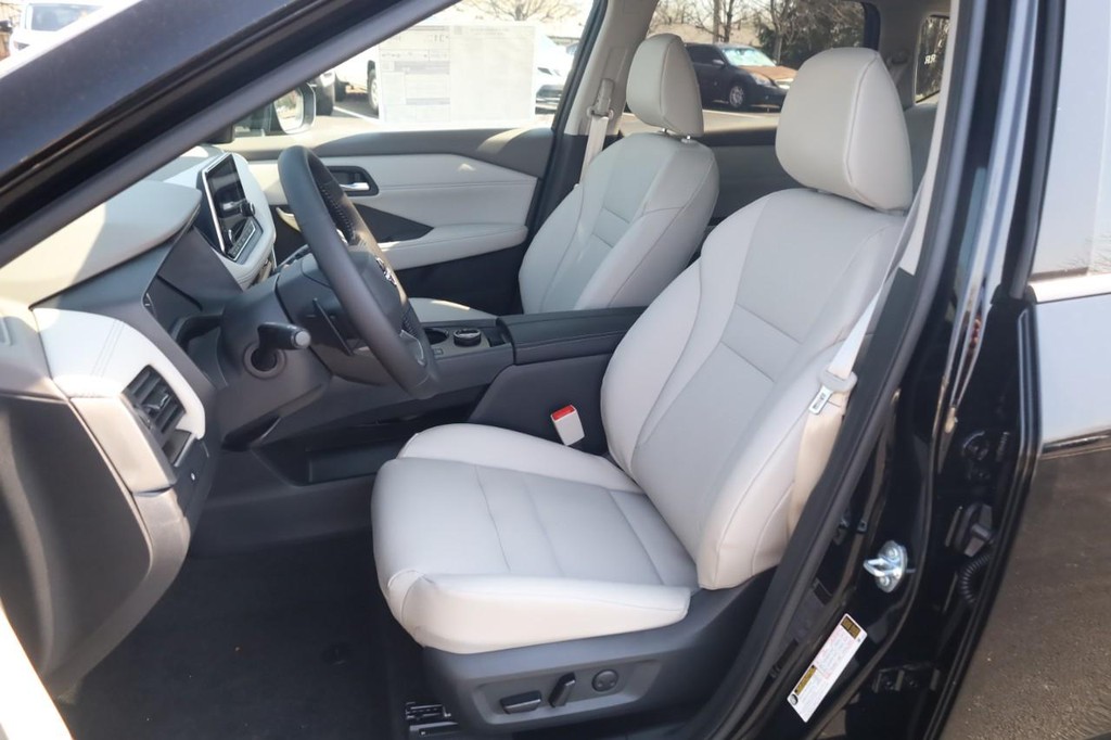 Nissan Rogue Vehicle Full-screen Gallery Image 19