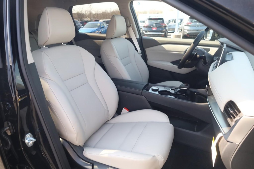 Nissan Rogue Vehicle Full-screen Gallery Image 20