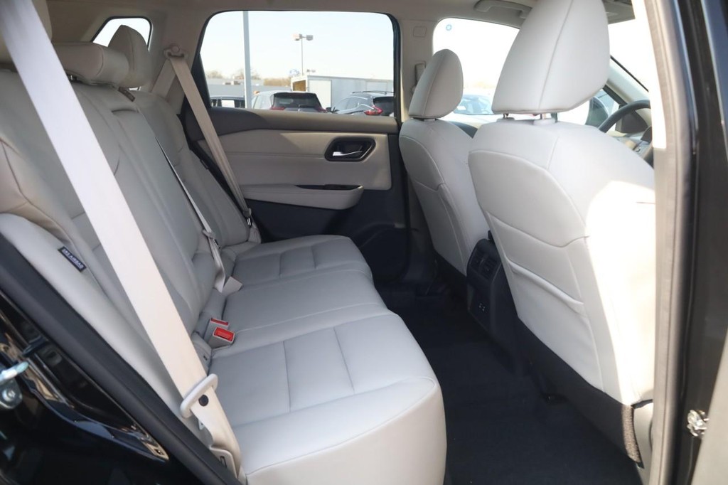 Nissan Rogue Vehicle Full-screen Gallery Image 21