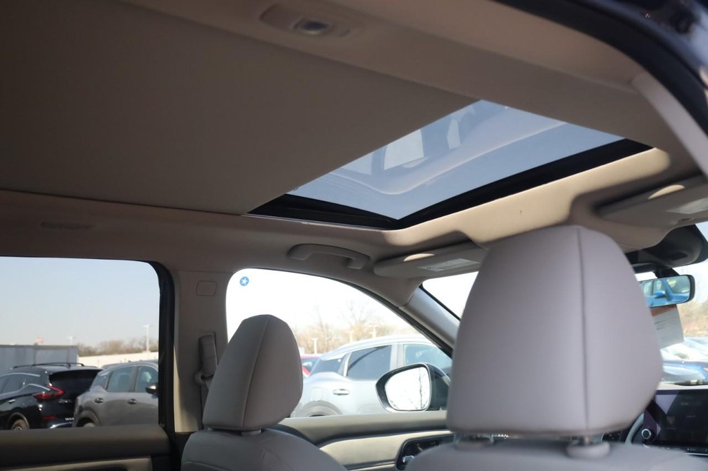 Nissan Rogue Vehicle Full-screen Gallery Image 22