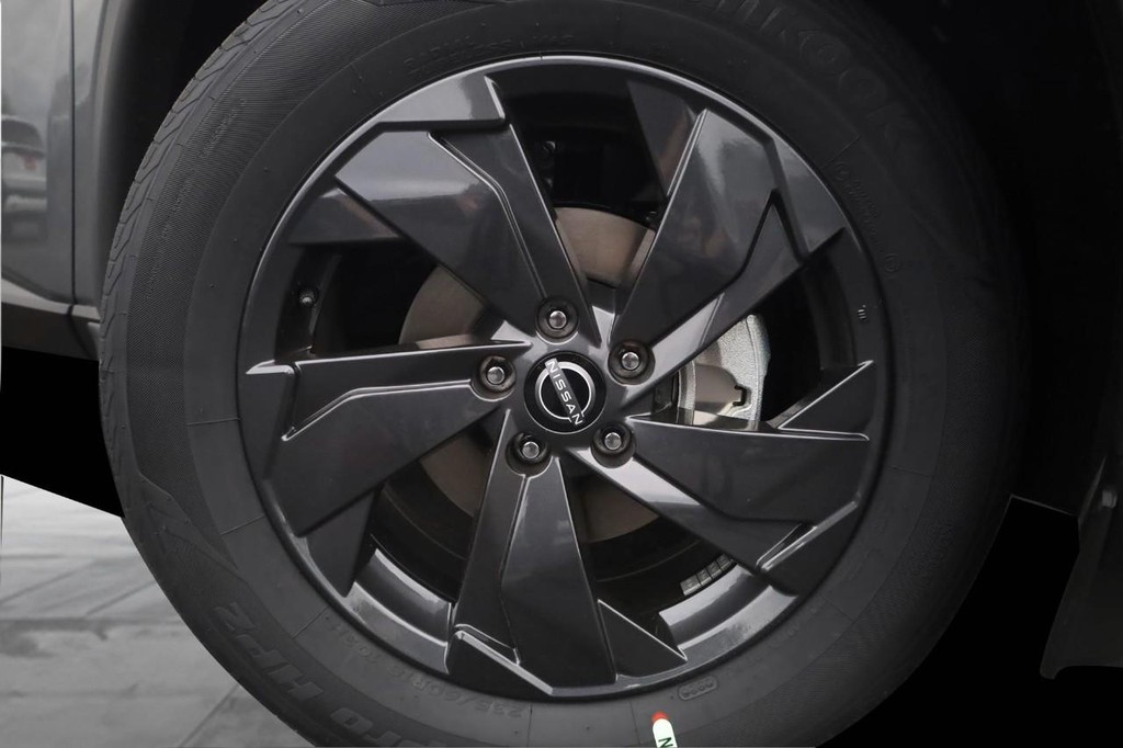 Nissan Rogue Vehicle Image 03