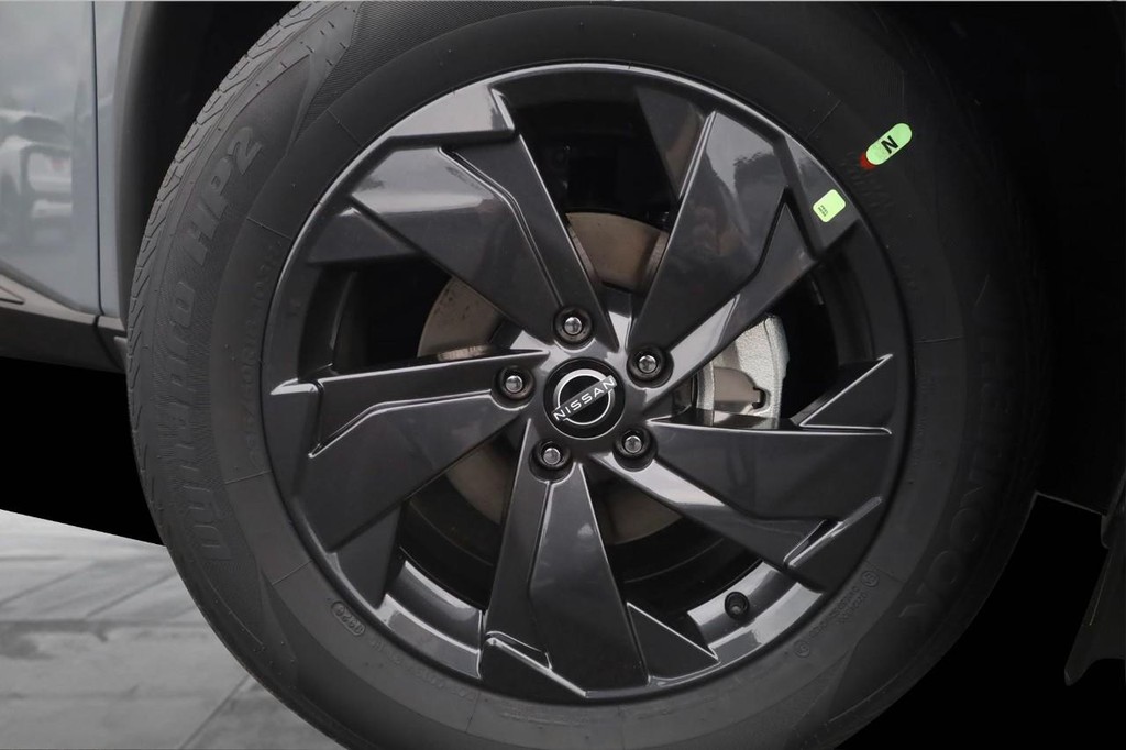 Nissan Rogue Vehicle Full-screen Gallery Image 3