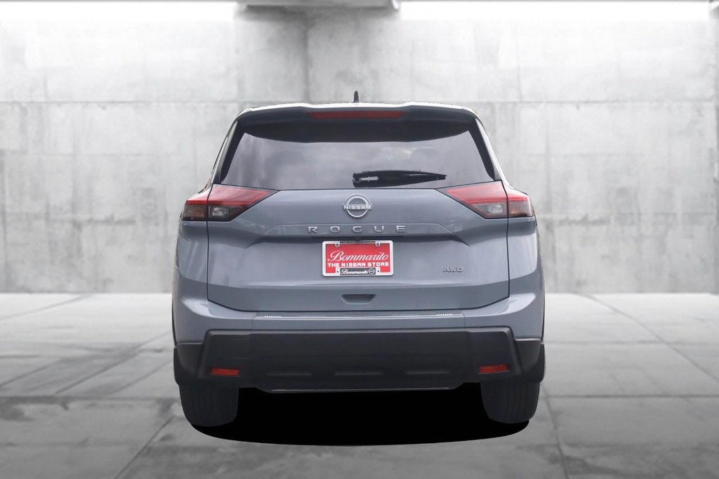 Nissan Rogue Vehicle Full-screen Gallery Image 6