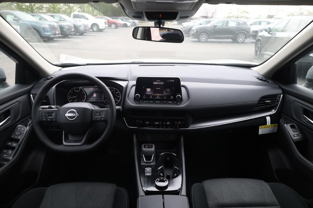 Nissan Rogue Vehicle Full-screen Gallery Image 7