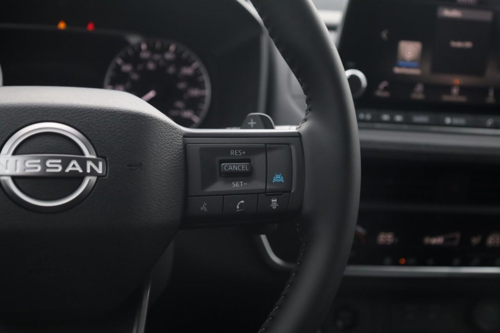 Nissan Rogue Vehicle Full-screen Gallery Image 9