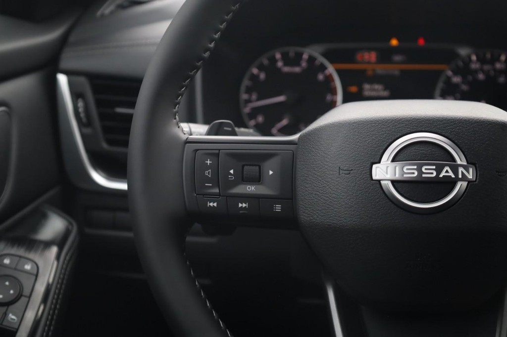 Nissan Rogue Vehicle Full-screen Gallery Image 10