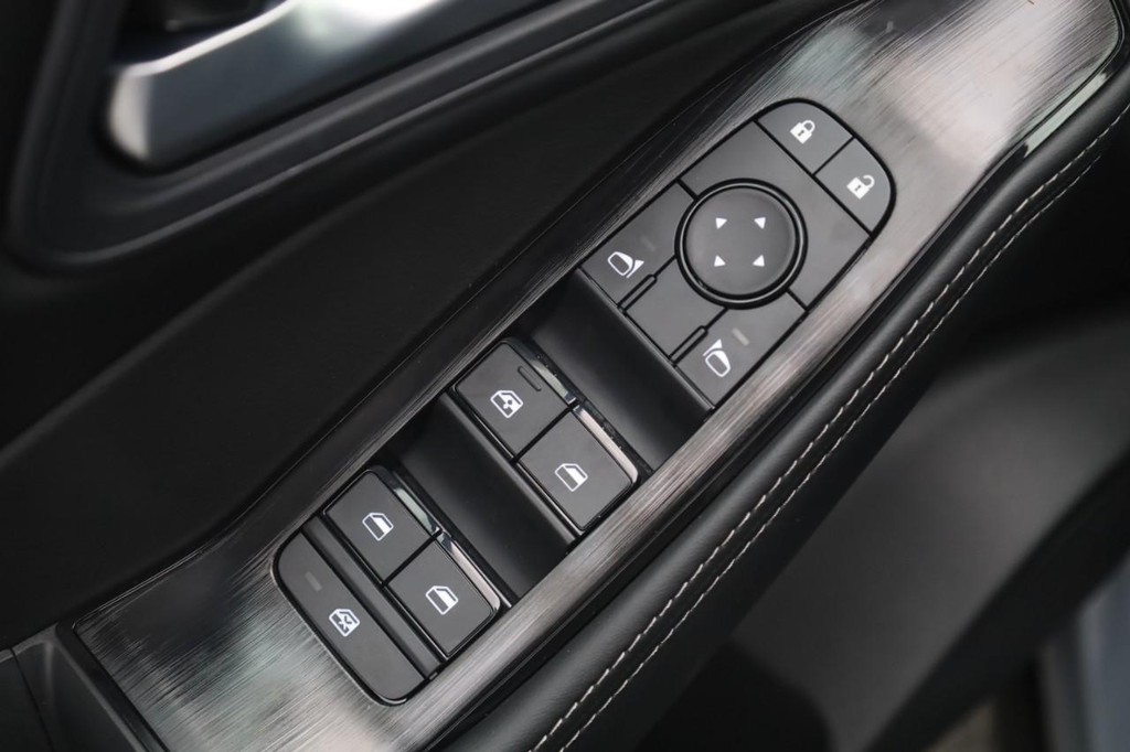Nissan Rogue Vehicle Full-screen Gallery Image 11
