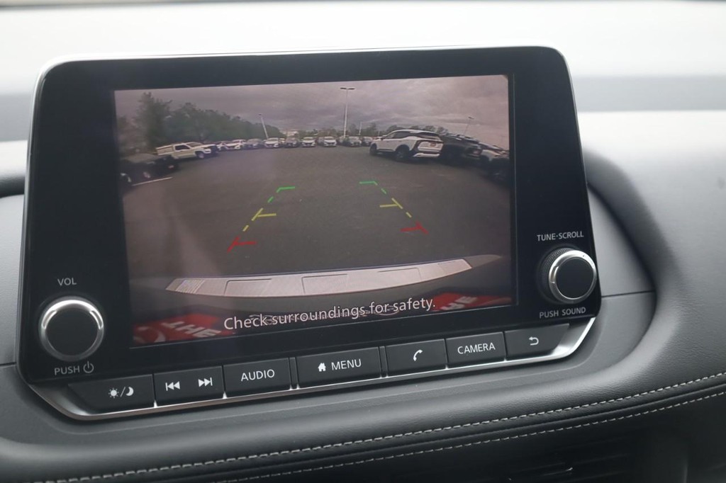 Nissan Rogue Vehicle Full-screen Gallery Image 15