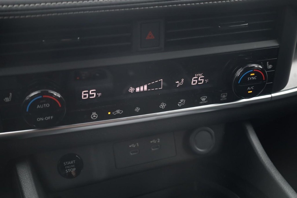 Nissan Rogue Vehicle Full-screen Gallery Image 16