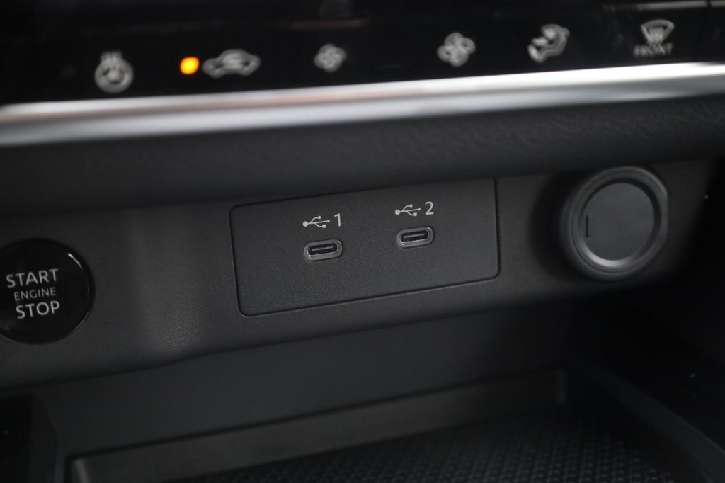 Nissan Rogue Vehicle Full-screen Gallery Image 17
