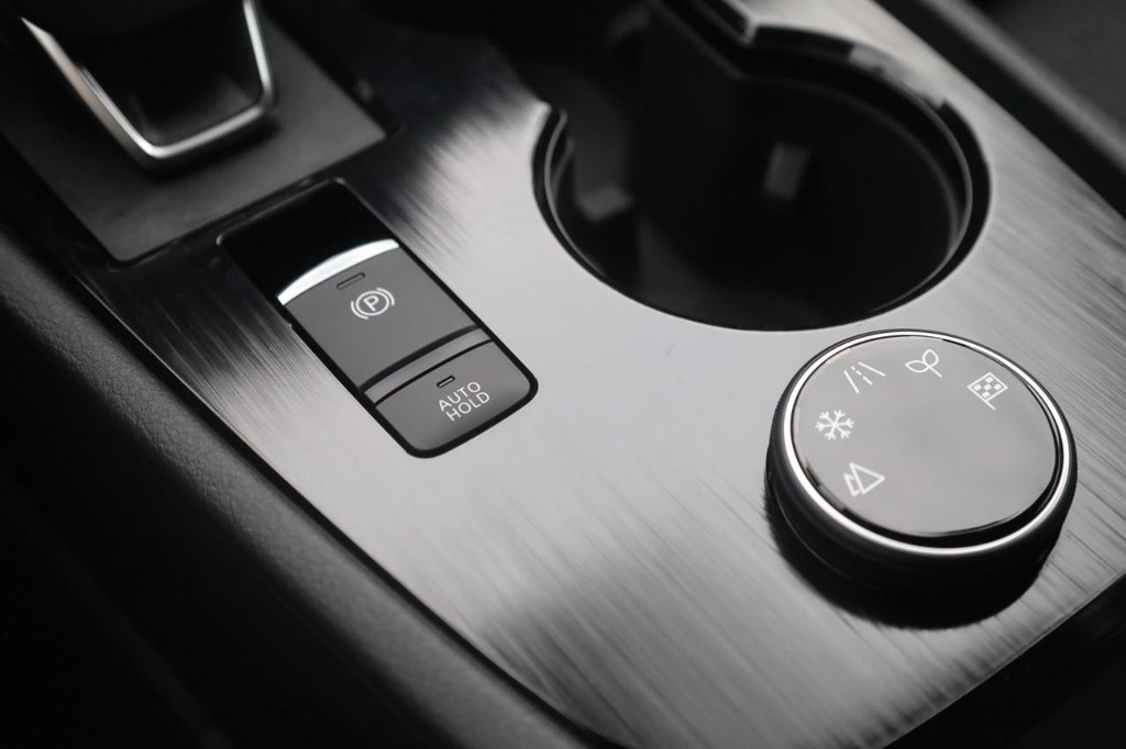 Nissan Rogue Vehicle Full-screen Gallery Image 18