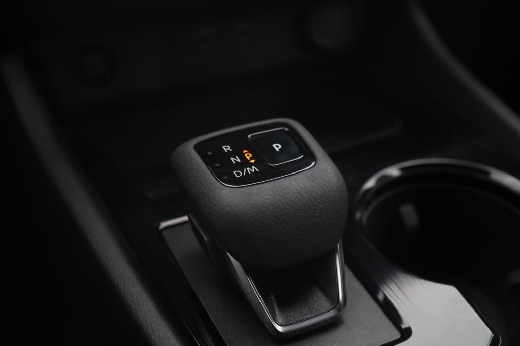 Nissan Rogue Vehicle Full-screen Gallery Image 19