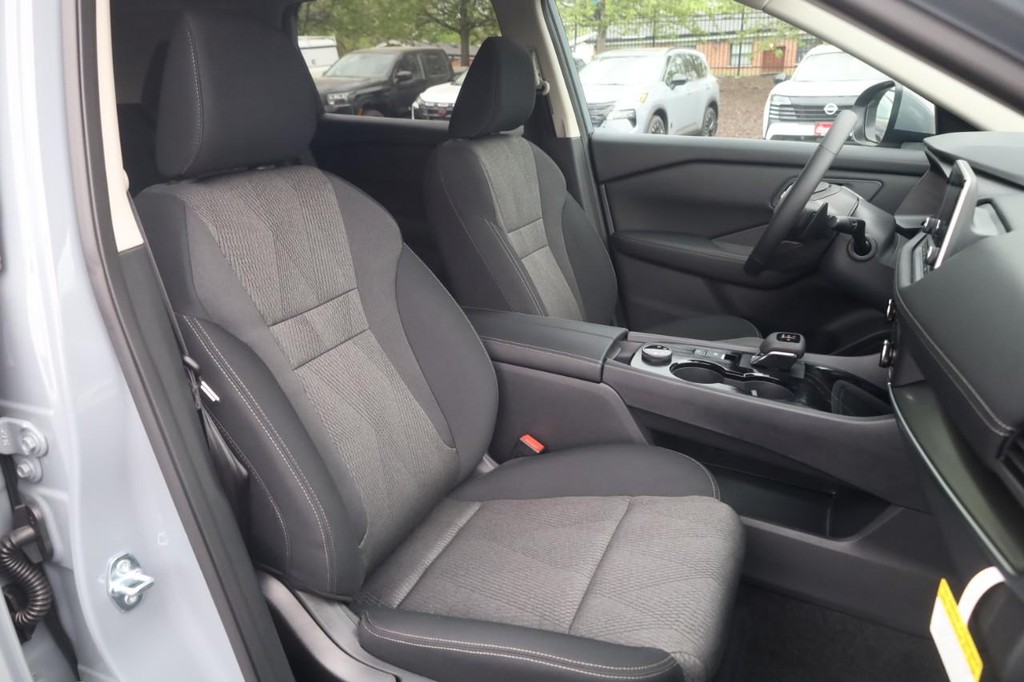 Nissan Rogue Vehicle Full-screen Gallery Image 21