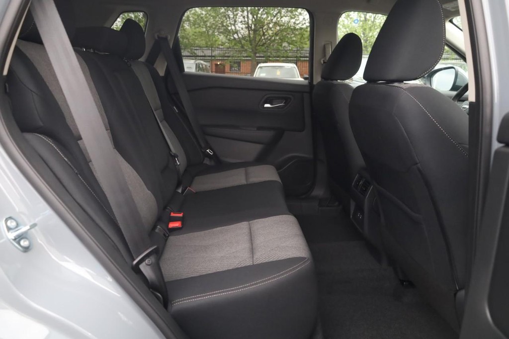 Nissan Rogue Vehicle Full-screen Gallery Image 22