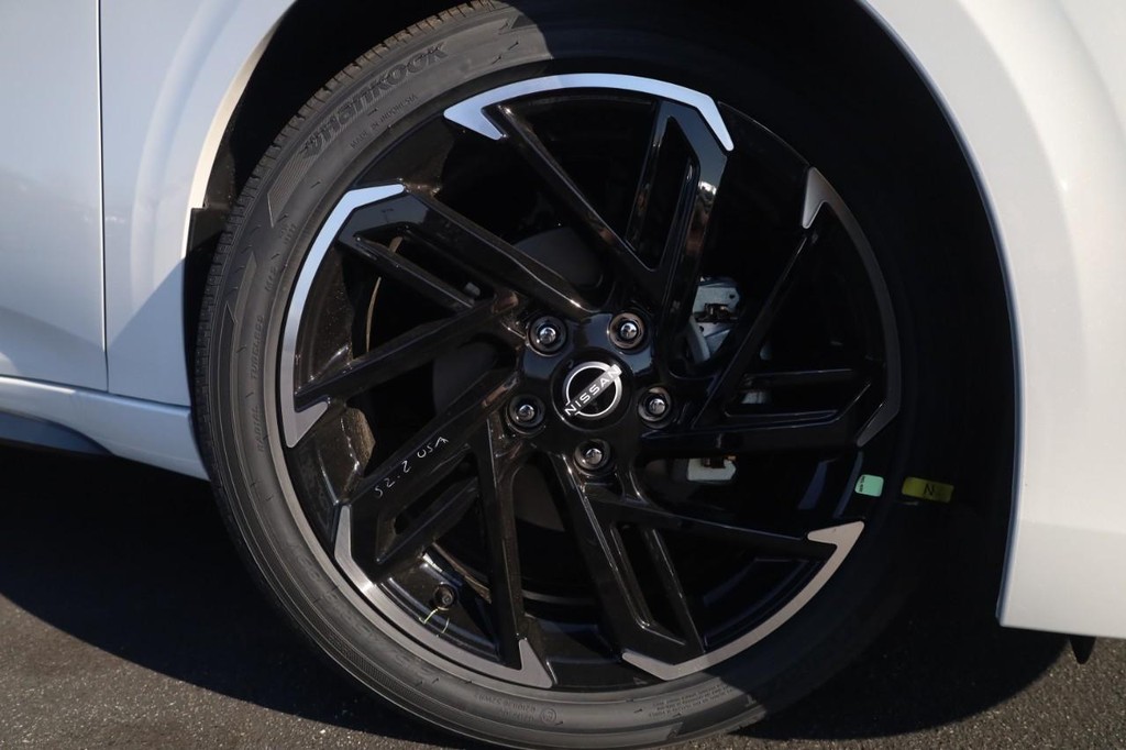 Nissan Sentra Vehicle Image 02