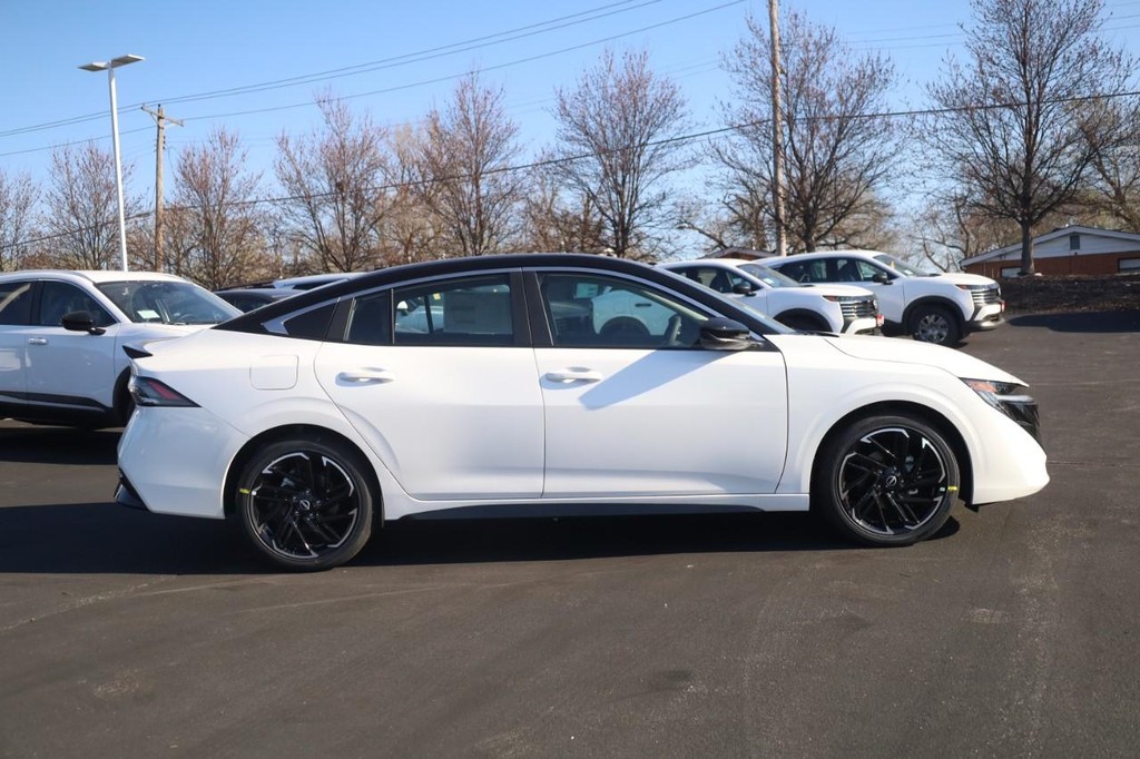 Nissan Sentra Vehicle Image 04