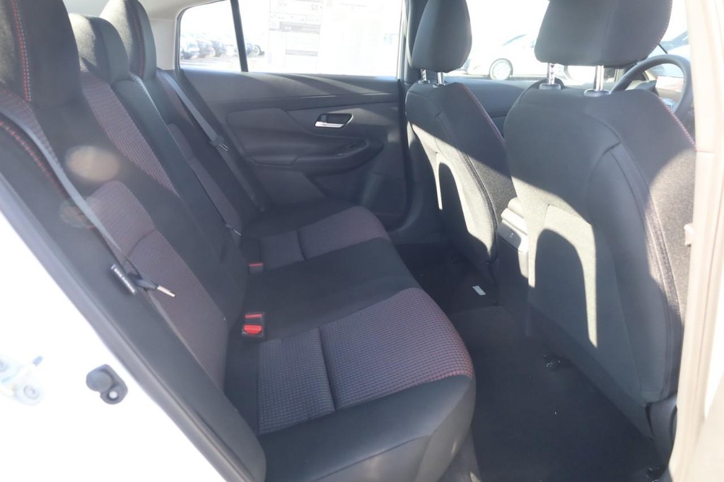 Nissan Sentra Vehicle Image 21