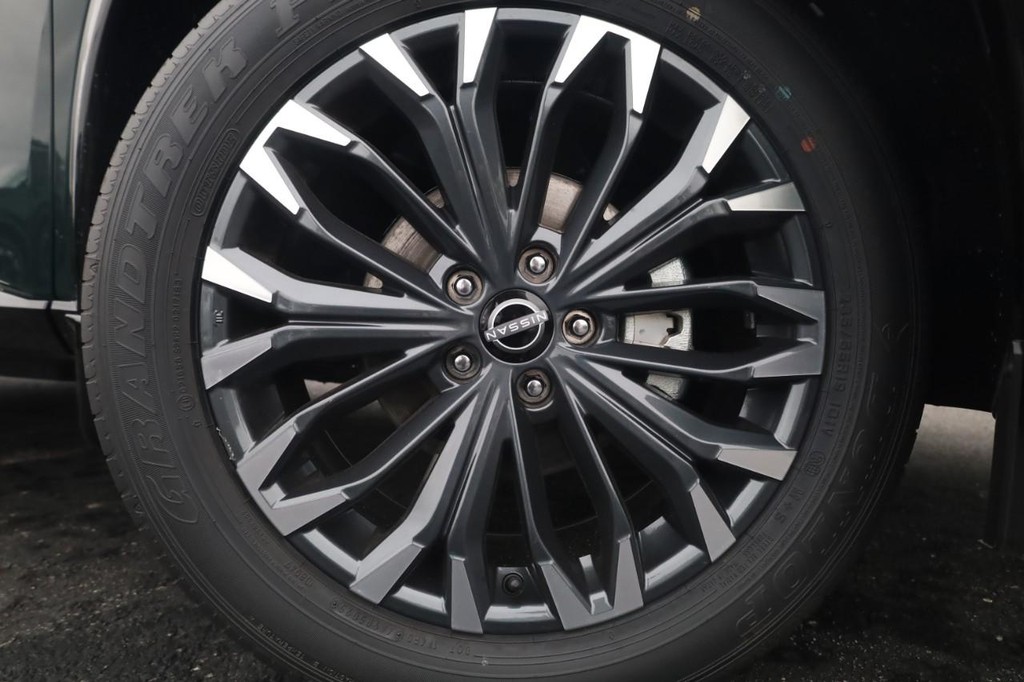 Nissan Rogue Vehicle Full-screen Gallery Image 2