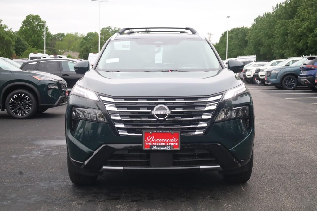 Nissan Rogue Vehicle Full-screen Gallery Image 3