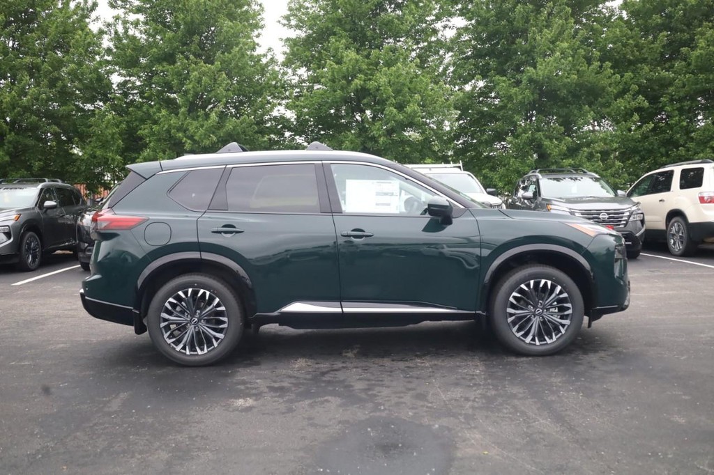 Nissan Rogue Vehicle Full-screen Gallery Image 4
