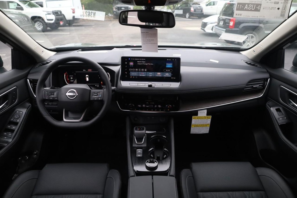 Nissan Rogue Vehicle Full-screen Gallery Image 6