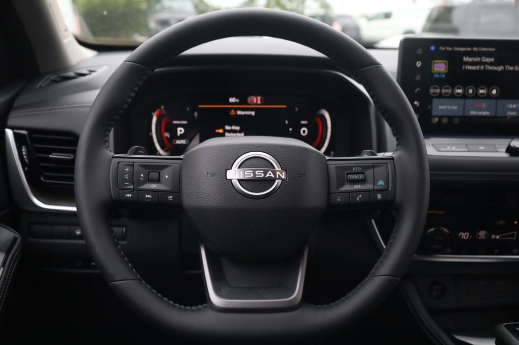 Nissan Rogue Vehicle Full-screen Gallery Image 7