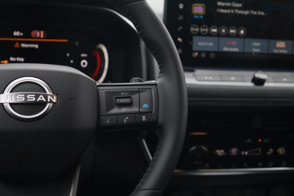 Nissan Rogue Vehicle Full-screen Gallery Image 8