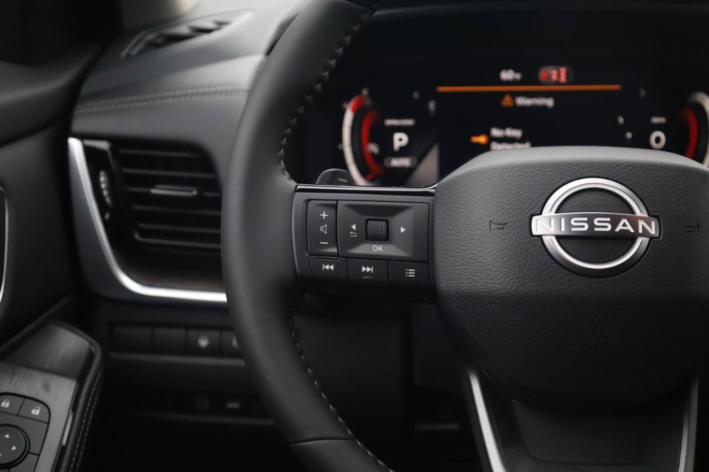 Nissan Rogue Vehicle Full-screen Gallery Image 9